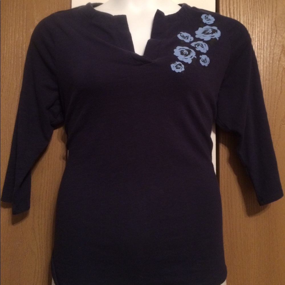 Casual wear V-neck.